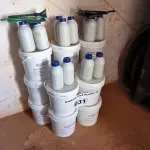 LOTE 031 - 13 LATAS DE 5KG COM COLA PISO AUBICON (NO ESTADO, NÃO SABEMOS SE FUNCIONA. LEILÃO NÃO TEM GARANTIA E NEM DEVOLUÇÃO).