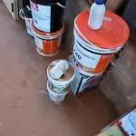 LOTE 140 - 01 BALDE DE VERNIZ 01 LATA DE PRIMER ASFÁLTICO E 02 LATAS PEQUENAS DE COLA PARA PISO (NO ESTADO, NÃO SABEMOS SE FUNCIONA. LEILÃO NÃO TEM GARANTIA E NEM DEVOLUÇÃO).