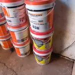 LOTE 038 - 01 BALDE DE DENVERNIZ 02 BALDES DE IMPERMEABILIZANTES (NO ESTADO, NÃO SABEMOS SE FUNCIONA. LEILÃO NÃO TEM GARANTIA E NEM DEVOLUÇÃO).