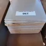LOTE 067 - 12 CAIXAS DE PISO 60X60 NA COR CINZA (NO ESTADO, NÃO SABEMOS SE FUNCIONA. LEILÃO NÃO TEM GARANTIA E NEM DEVOLUÇÃO).
