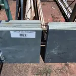 LOTE 252 - 01 LOTE COM PEDRAS ARDÓSIA NA COR CINZA (NO ESTADO, NÃO SABEMOS SE FUNCIONA. LEILÃO NÃO TEM GARANTIA E NEM DEVOLUÇÃO).