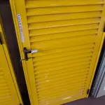 LOTE 135 - 02 PORTAS EM ALUMÍNIO 80X2,45 NA COR AMARELO (NO ESTADO, NÃO SABEMOS SE FUNCIONA. LEILÃO NÃO TEM GARANTIA E NEM DEVOLUÇÃO).