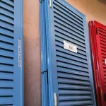 LOTE 130 - 02 PORTAS EM ALUMÍNIO 80X2,45 NA COR AZUL (NO ESTADO, NÃO SABEMOS SE FUNCIONA. LEILÃO NÃO TEM GARANTIA E NEM DEVOLUÇÃO).