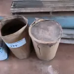 LOTE 171 - 02 BALDES DE COLA E 02 ROLOS DE PISO VINÍLICO (NO ESTADO, NÃO SABEMOS SE FUNCIONA. LEILÃO NÃO TEM GARANTIA E NEM DEVOLUÇÃO).