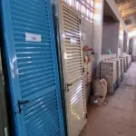LOTE 147 - 02 PORTAS EM ALUMÍNIO 80X2,45 NA COR MARROM CLARO (NO ESTADO, NÃO SABEMOS SE FUNCIONA. LEILÃO NÃO TEM GARANTIA E NEM DEVOLUÇÃO).