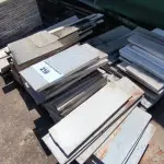 LOTE 210 - 01 LOTE COM RODAPÉS EM GRANITO TAMANHOS E CORES DIVERSAS (NO ESTADO, NÃO SABEMOS SE FUNCIONA. LEILÃO NÃO TEM GARANTIA E NEM DEVOLUÇÃO).