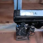 LOTE 161 - 01 FURADEIRA DE BANCADA (NO ESTADO, NÃO SABEMOS SE FUNCIONA. LEILÃO NÃO TEM GARANTIA E NEM DEVOLUÇÃO).