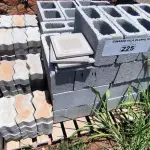 LOTE 225 - 01 LOTE COM BLOCOS DE CONCRETO (NO ESTADO, NÃO SABEMOS SE FUNCIONA. LEILÃO NÃO TEM GARANTIA E NEM DEVOLUÇÃO).