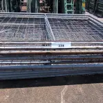 LOTE 239 - 01 LOTE COM GRADES EM FERRO COM TELA DE ALAMBRADO (NO ESTADO, NÃO SABEMOS SE FUNCIONA. LEILÃO NÃO TEM GARANTIA E NEM DEVOLUÇÃO).