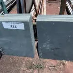 LOTE 252 - 01 LOTE COM PEDRAS ARDÓSIA NA COR CINZA (NO ESTADO, NÃO SABEMOS SE FUNCIONA. LEILÃO NÃO TEM GARANTIA E NEM DEVOLUÇÃO).