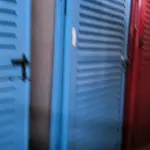 LOTE 130 - 02 PORTAS EM ALUMÍNIO 80X2,45 NA COR AZUL (NO ESTADO, NÃO SABEMOS SE FUNCIONA. LEILÃO NÃO TEM GARANTIA E NEM DEVOLUÇÃO).