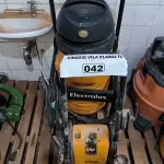 LOTE 042 - 01 ASPIRADOR DE PO ELETROLUX E 01 LAVA JATO WAP TITAN (NO ESTADO, NÃO SABEMOS SE FUNCIONA. LEILÃO NÃO TEM GARANTIA E NEM DEVOLUÇÃO).