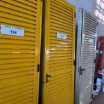 LOTE 135 - 02 PORTAS EM ALUMÍNIO 80X2,45 NA COR AMARELO (NO ESTADO, NÃO SABEMOS SE FUNCIONA. LEILÃO NÃO TEM GARANTIA E NEM DEVOLUÇÃO).
