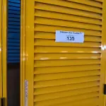 LOTE 135 - 02 PORTAS EM ALUMÍNIO 80X2,45 NA COR AMARELO (NO ESTADO, NÃO SABEMOS SE FUNCIONA. LEILÃO NÃO TEM GARANTIA E NEM DEVOLUÇÃO).
