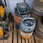 LOTE 043 - 02 ASPIRADORES DE PÓ SEM MARCA APARENTE (NO ESTADO, NÃO SABEMOS SE FUNCIONA. LEILÃO NÃO TEM GARANTIA E NEM DEVOLUÇÃO).