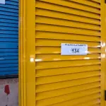 LOTE 134 - 02 PORTAS EM ALUMÍNIO 80X2,45 NA COR AMARELA (NO ESTADO, NÃO SABEMOS SE FUNCIONA. LEILÃO NÃO TEM GARANTIA E NEM DEVOLUÇÃO).
