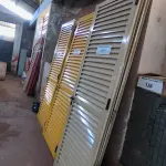 LOTE 137 - 02 PORTAS EM ALUMÍNIO 80X2,45 NA COR MARROM CLARO (NO ESTADO, NÃO SABEMOS SE FUNCIONA. LEILÃO NÃO TEM GARANTIA E NEM DEVOLUÇÃO).