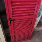 LOTE 128 - 03 PORTAS EM ALUMÍNIO 60X2.45 NA COR VERMELHA (NO ESTADO, NÃO SABEMOS SE FUNCIONA. LEILÃO NÃO TEM GARANTIA E NEM DEVOLUÇÃO).