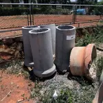 LOTE 283 - 04 MANILHAS EM CONCRETO PEQUENAS (NO ESTADO, NÃO SABEMOS SE FUNCIONA. LEILÃO NÃO TEM GARANTIA E NEM DEVOLUÇÃO).