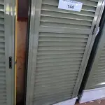 LOTE 144 - 02 PORTAS EM ALUMÍNIO 80X2,45 NA COR VERDE (NO ESTADO, NÃO SABEMOS SE FUNCIONA. LEILÃO NÃO TEM GARANTIA E NEM DEVOLUÇÃO).
