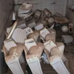 LOTE 125 - 01 LOTE COM BANHEIRA E MICTÓRIOS, LAVATÓRIOS PARA BANHEIRO E CAIXAS DIVERSAS (NO ESTADO, NÃO SABEMOS SE FUNCIONA. LEILÃO NÃO TEM GARANTIA E NEM DEVOLUÇÃO).