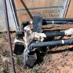 LOTE 021 - 06 POSTES SENDO 04 COM LUMINÁRIAS (NO ESTADO, NÃO SABEMOS SE FUNCIONA. LEILÃO NÃO TEM GARANTIA E NEM DEVOLUÇÃO).