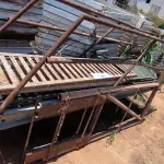 LOTE 249 - 01 LOTE COM UMA ESCADA EM FERRO E GRANDE EM FERRO (NO ESTADO, NÃO SABEMOS SE FUNCIONA. LEILÃO NÃO TEM GARANTIA E NEM DEVOLUÇÃO).
