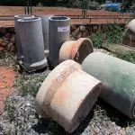 LOTE 283 - 04 MANILHAS EM CONCRETO PEQUENAS (NO ESTADO, NÃO SABEMOS SE FUNCIONA. LEILÃO NÃO TEM GARANTIA E NEM DEVOLUÇÃO).