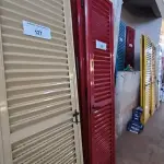 LOTE 128 - 03 PORTAS EM ALUMÍNIO 60X2.45 NA COR VERMELHA (NO ESTADO, NÃO SABEMOS SE FUNCIONA. LEILÃO NÃO TEM GARANTIA E NEM DEVOLUÇÃO).