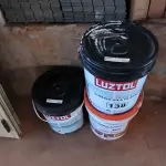 LOTE 138 - 02 BALDES DE TINTA BRANCA E 01 BALDE DE VERNIZ (NO ESTADO, NÃO SABEMOS SE FUNCIONA. LEILÃO NÃO TEM GARANTIA E NEM DEVOLUÇÃO).