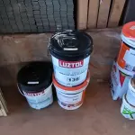 LOTE 138 - 02 BALDES DE TINTA BRANCA E 01 BALDE DE VERNIZ (NO ESTADO, NÃO SABEMOS SE FUNCIONA. LEILÃO NÃO TEM GARANTIA E NEM DEVOLUÇÃO).