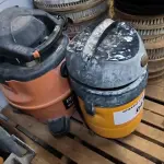 LOTE 043 - 02 ASPIRADORES DE PÓ SEM MARCA APARENTE (NO ESTADO, NÃO SABEMOS SE FUNCIONA. LEILÃO NÃO TEM GARANTIA E NEM DEVOLUÇÃO).