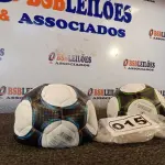 LOTE 015 - 02 BOLAS DE FUTEBOL. (NO ESTADO) ATENÇÃO! FAZER A VISITAÇÃO ANTES DE ARREMATAR, NÃO SABEMOS SE FUNCIONA. LEILÃO NÃO TEM GARANTIA E NEM DEVOLUÇÃO, SUJEITO A POSSÍVEIS AVARIAS VISÍVEIS/OCULTAS E/OU AUSÊNCIA DE COMPONENTES.