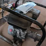 LOTE 271 - 01 MOTOR A GASOLINA PRA VIBRATÓRIA SEM MANGOTE E SEM MARCA APARENTE.(NO ESTADO, NÃO SABEMOS SE FUNCIONA. LEILÃO NÃO TEM GARANTIA E NEM DEVOLUÇÃO).
