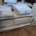 LOTE 349 - 01 LOTE COM GUARDA ROUPA DESMONTADO EM MADEIRA.(NO ESTADO, NÃO SABEMOS SE FUNCIONA. LEILÃO NÃO TEM GARANTIA E NEM DEVOLUÇÃO).