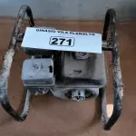 LOTE 271 - 01 MOTOR A GASOLINA PRA VIBRATÓRIA SEM MANGOTE E SEM MARCA APARENTE.(NO ESTADO, NÃO SABEMOS SE FUNCIONA. LEILÃO NÃO TEM GARANTIA E NEM DEVOLUÇÃO).