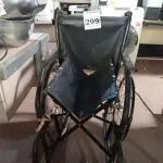 LOTE 299 - 01 CADEIRA DE RODAS. (NO ESTADO) ATENÇÃO! FAZER A VISITAÇÃO ANTES DE ARREMATAR, NÃO SABEMOS SE FUNCIONA. LEILÃO NÃO TEM GARANTIA E NEM DEVOLUÇÃO, SUJEITO A POSSÍVEIS AVARIAS VISÍVEIS/OCULTAS E/OU AUSÊNCIA DE COMPONENTES.