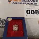 LOTE 008 - 01 RELÓGIO DE BOLSO. (NO ESTADO) ATENÇÃO! FAZER A VISITAÇÃO ANTES DE ARREMATAR, NÃO SABEMOS SE FUNCIONA. LEILÃO NÃO TEM GARANTIA E NEM DEVOLUÇÃO, SUJEITO A POSSÍVEIS AVARIAS VISÍVEIS/OCULTAS E/OU AUSÊNCIA DE COMPONENTES.