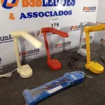 LOTE 179 - 05 LUMINÁRIAS DE MESA PELICANO CORES DIVERSAS. (NO ESTADO) ATENÇÃO! FAZER A VISITAÇÃO ANTES DE ARREMATAR, NÃO SABEMOS SE FUNCIONA. LEILÃO NÃO TEM GARANTIA E NEM DEVOLUÇÃO, SUJEITO A POSSÍVEIS AVARIAS VISÍVEIS/OCULTAS E/OU AUSÊNCIA DE COMPONENTES.
