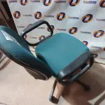 LOTE 185 - 01 CADEIRA DE ESCRITÓRIO COM BASE GIRATÓRIA. (NO ESTADO) ATENÇÃO! FAZER A VISITAÇÃO ANTES DE ARREMATAR, NÃO SABEMOS SE FUNCIONA. LEILÃO NÃO TEM GARANTIA E NEM DEVOLUÇÃO, SUJEITO A POSSÍVEIS AVARIAS VISÍVEIS/OCULTAS E/OU AUSÊNCIA DE COMPONENTES.