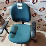 LOTE 187 - 01 CADEIRA DE ESCRITÓRIO COM BASE GIRATÓRIA. (NO ESTADO) ATENÇÃO! FAZER A VISITAÇÃO ANTES DE ARREMATAR, NÃO SABEMOS SE FUNCIONA. LEILÃO NÃO TEM GARANTIA E NEM DEVOLUÇÃO, SUJEITO A POSSÍVEIS AVARIAS VISÍVEIS/OCULTAS E/OU AUSÊNCIA DE COMPONENTES.