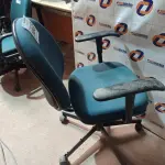 LOTE 186 - 01 CADEIRA DE ESCRITÓRIO COM BASE GIRATÓRIA. (NO ESTADO) ATENÇÃO! FAZER A VISITAÇÃO ANTES DE ARREMATAR, NÃO SABEMOS SE FUNCIONA. LEILÃO NÃO TEM GARANTIA E NEM DEVOLUÇÃO, SUJEITO A POSSÍVEIS AVARIAS VISÍVEIS/OCULTAS E/OU AUSÊNCIA DE COMPONENTES.