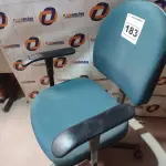 LOTE 183 - 01 CADEIRA DE ESCRITÓRIO COM BASE GIRATÓRIA. (NO ESTADO) ATENÇÃO! FAZER A VISITAÇÃO ANTES DE ARREMATAR, NÃO SABEMOS SE FUNCIONA. LEILÃO NÃO TEM GARANTIA E NEM DEVOLUÇÃO, SUJEITO A POSSÍVEIS AVARIAS VISÍVEIS/OCULTAS E/OU AUSÊNCIA DE COMPONENTES.