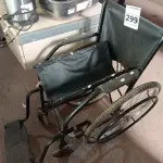 LOTE 299 - 01 CADEIRA DE RODAS. (NO ESTADO) ATENÇÃO! FAZER A VISITAÇÃO ANTES DE ARREMATAR, NÃO SABEMOS SE FUNCIONA. LEILÃO NÃO TEM GARANTIA E NEM DEVOLUÇÃO, SUJEITO A POSSÍVEIS AVARIAS VISÍVEIS/OCULTAS E/OU AUSÊNCIA DE COMPONENTES.