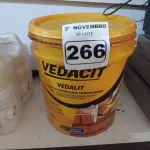 LOTE 266 - 01 BALDE DE VEDALIT, ADITIVO PLASTIFICANTE CONCENTRADO PARA ARGAMASSA DE ASSENTAMENTO E REBOCO CONVENCIONAL. (NO ESTADO) ATENÇÃO! FAZER A VISITAÇÃO ANTES DE ARREMATAR, NÃO SABEMOS SE FUNCIONA. LEILÃO NÃO TEM GARANTIA E NEM DEVOLUÇÃO, SUJEITO A POSSÍVEIS AVARIAS VISÍVEIS/OCULTAS E/OU AUSÊNCIA DE COMPONENTES.