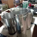 LOTE 306 - 05 COPOS DE LIQUIDIFICADOR INDUSTRIAL. (NO ESTADO) ATENÇÃO! FAZER A VISITAÇÃO ANTES DE ARREMATAR, NÃO SABEMOS SE FUNCIONA. LEILÃO NÃO TEM GARANTIA E NEM DEVOLUÇÃO, SUJEITO A POSSÍVEIS AVARIAS VISÍVEIS/OCULTAS E/OU AUSÊNCIA DE COMPONENTES.