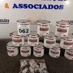 LOTE 062 - 12 LATAS DE COLA PLÁSTICA ANJO 1KG. (NO ESTADO) ATENÇÃO! FAZER A VISITAÇÃO ANTES DE ARREMATAR, NÃO SABEMOS SE FUNCIONA. LEILÃO NÃO TEM GARANTIA E NEM DEVOLUÇÃO, SUJEITO A POSSÍVEIS AVARIAS VISÍVEIS/OCULTAS E/OU AUSÊNCIA DE COMPONENTES.