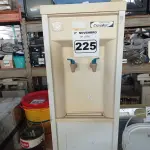 LOTE 225 - 01 BEBEDOURO PARA GARRAFÃO MARCA ESMALTEC 220V. (NO ESTADO) ATENÇÃO! FAZER A VISITAÇÃO ANTES DE ARREMATAR, NÃO SABEMOS SE FUNCIONA. LEILÃO NÃO TEM GARANTIA E NEM DEVOLUÇÃO, SUJEITO A POSSÍVEIS AVARIAS VISÍVEIS/OCULTAS E/OU AUSÊNCIA DE COMPONENTES.
