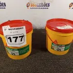 LOTE 177 - 02 BALDES DE SELANTE ACRÍLICO FLEXÍVEL SIKACRYL-203 5KG. (NO ESTADO) ATENÇÃO! FAZER A VISITAÇÃO ANTES DE ARREMATAR, NÃO SABEMOS SE FUNCIONA. LEILÃO NÃO TEM GARANTIA E NEM DEVOLUÇÃO, SUJEITO A POSSÍVEIS AVARIAS VISÍVEIS/OCULTAS E/OU AUSÊNCIA DE COMPONENTES.