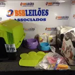 LOTE 075 - 01 CASINHA DE CACHORRO COM TAPETE E 02 COMEDOUROS, 01 KIT DE ACESSÓRIOS, 02 PACOTES DE FRALDAS, 02 PACOTES DE TAPETES HIGIÊNICOS. (NO ESTADO) ATENÇÃO! FAZER A VISITAÇÃO ANTES DE ARREMATAR, NÃO SABEMOS SE FUNCIONA. LEILÃO NÃO TEM GARANTIA E NEM DEVOLUÇÃO, SUJEITO A POSSÍVEIS AVARIAS VISÍVEIS/OCULTAS E/OU AUSÊNCIA DE COMPONENTES.
